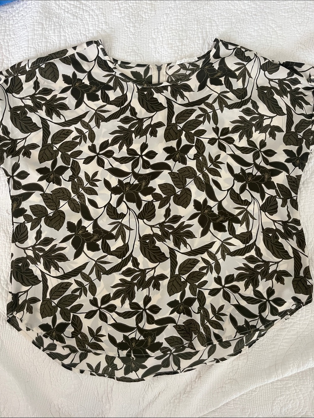 5/$25 Women’s Olive &Cream Floral Short Sleeve Blouse
